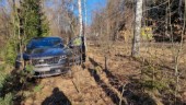 En person förd till sjukhus efter singelolycka