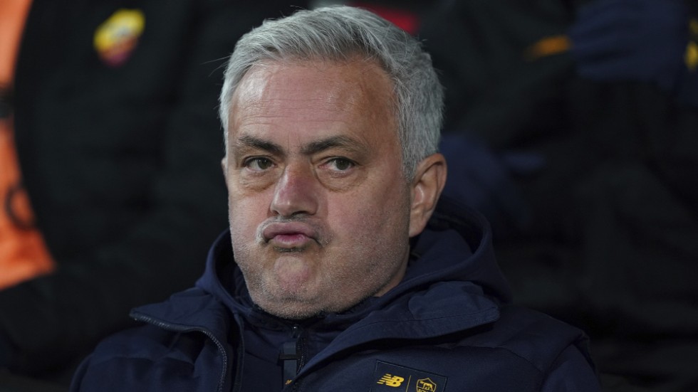 José Mourinho blev utvisad när hans Roma föll mot bottenlaget Cremonese.