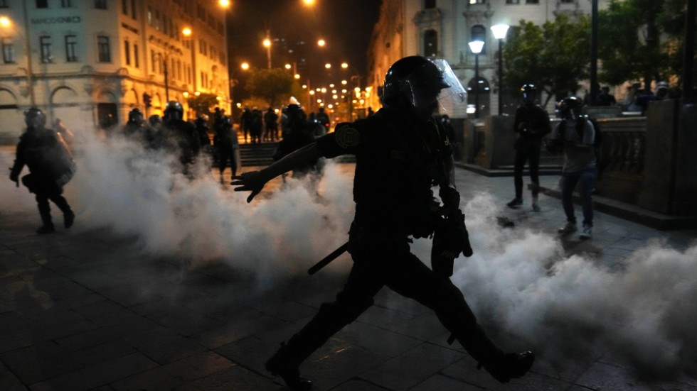 Kravallpolis har satt in tårgas på flera håll i Peru där protesterna växer efter de senaste dagarnas tumult. Bild från huvudstaden Lima.