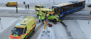 I dag: Ambulans krockade med buss i Umeå: ”Flera passagerare ombord”