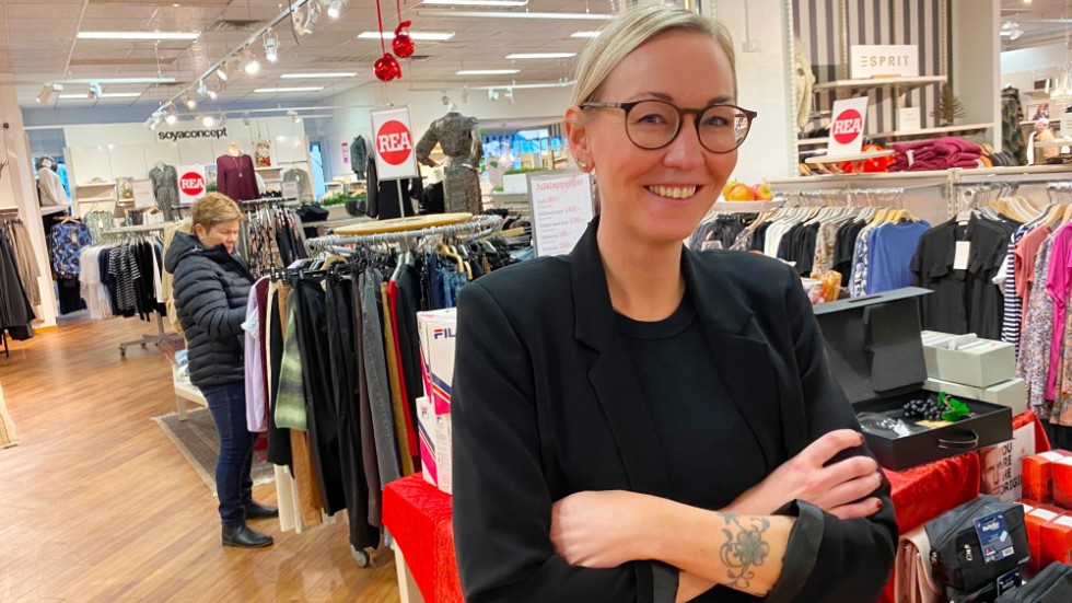 Camilla Sand är butikschef på Sandströms. Hon anser att mellandagsrean fått sig en rejäl törn sedan Black friday-fenomenet dök upp i Sverige. "Det är inte alls samma charm med rean längre" säger hon.