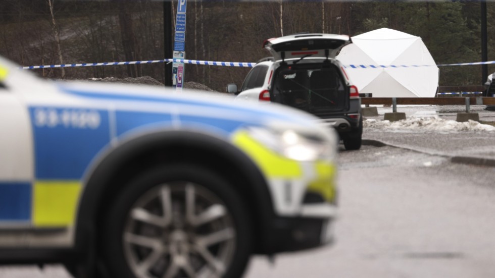 Parkeringsplatsen i Danderyd där mannen hittades död spärrades av för en teknisk undersökning. Bild från torsdagen.