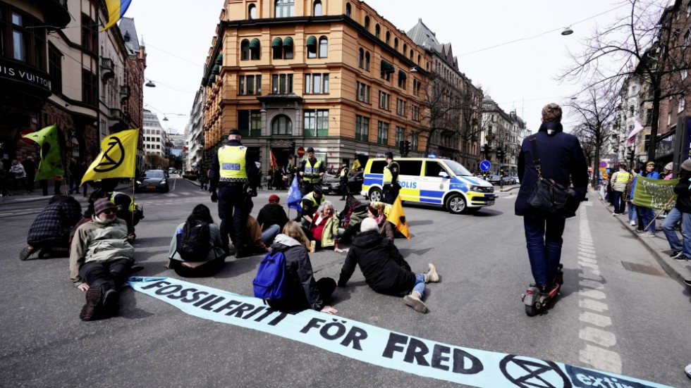 
Klimataktivisterna tar till alltmer märkliga metoder för att visa vad de anser om klimatkrisen, skriver insändarskribenten. Bilden är från en sittstrejk på Birger Jarlsgatan i centrala Stockholm, utförd av  Medlemmar från Extinction Rebellion.