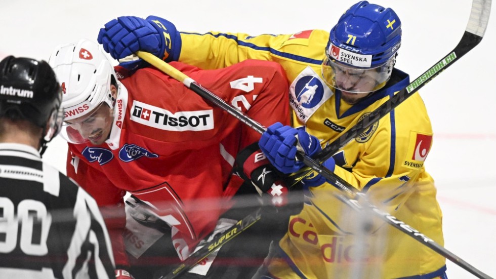 Sverige och Schweiz möts i VM-genrep i Göteborg i vår. Här Isac Brännström och Tobias Geissler i kamp under nationernas möte i Karjalaturneringen tidigare under säsongen. Arkivbild.