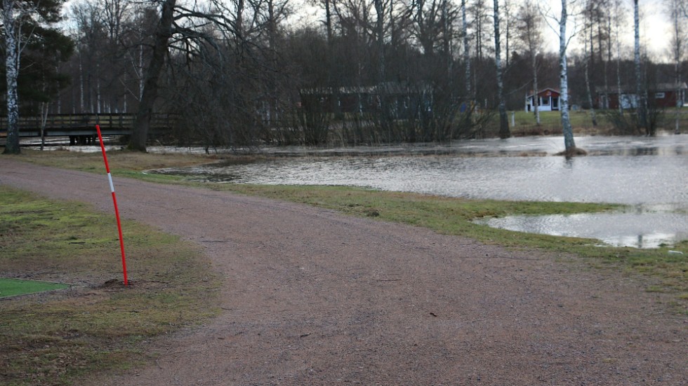 På vippen att svämma över Strandpromenaden. Vattnet står högt i sjön Hulingen just nu, och det behövs inte mycket mer förrän strandpromenaden står under vatten.