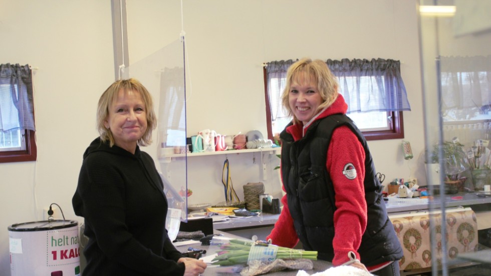 Caroline Andersson från Ankarsrum handlar av Linda Oskarsson på Hjorteds handelsträdgård i den ombyggda butiken.