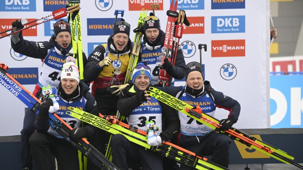 Fem norrmän och en ukrainare toppade skidskyttesprinten i VM i Oberhof.Dmytro Pidrutjnyj, i mitten längst fram, skrällde – bara två månader efter en knäoperation.