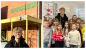 Theoz överraskar barnen på sin gamla lågstadieskola
