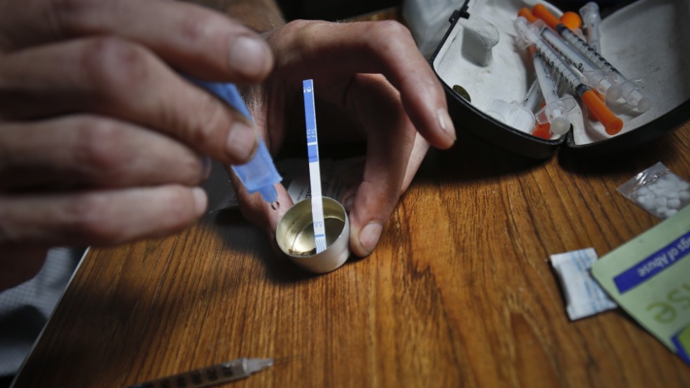En missbrukare placerar en provsticka i sitt heroin för att kontrollera om det spätts ut med fentanyl. Det händer att langare späder med den syntetiska, och betydligt dödligare, opioiden. För en ovetande heroinanvändare kan det leda till döden. Arkivbild.