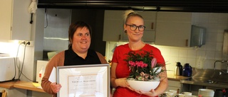 TV: Här överraskas Therese, 41, på jobbet – fick utmärkelsen Årets skyddsombud • "Man blir lite rörd"