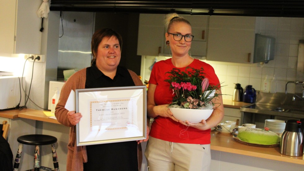 Annika Fundin (vänster) från LO-facken i Vimmerby delade ut utmärkelsen till Therese Rundberg. "Tanken är att försöka peppa och visa uppskattning", säger Annika Fundin.