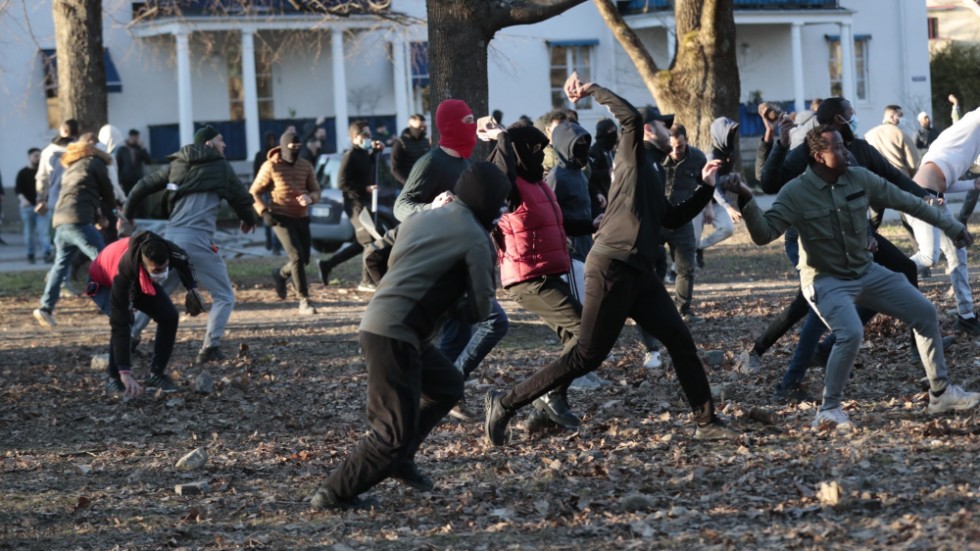 Demonstranter kastar sten mot polisen i Sveaparken i Örebro i påskas. Arkivbild.