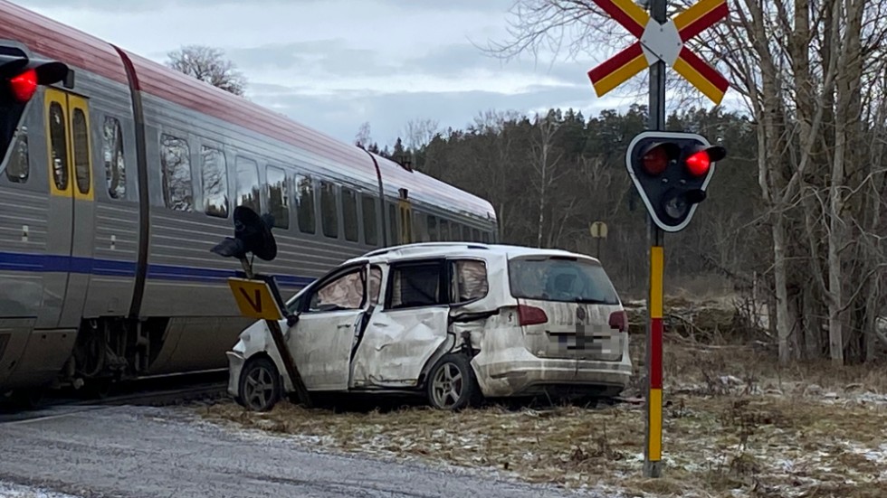 Kvinna Allvarligt Skadad Efter Krock Mellan Bil Och Tåg