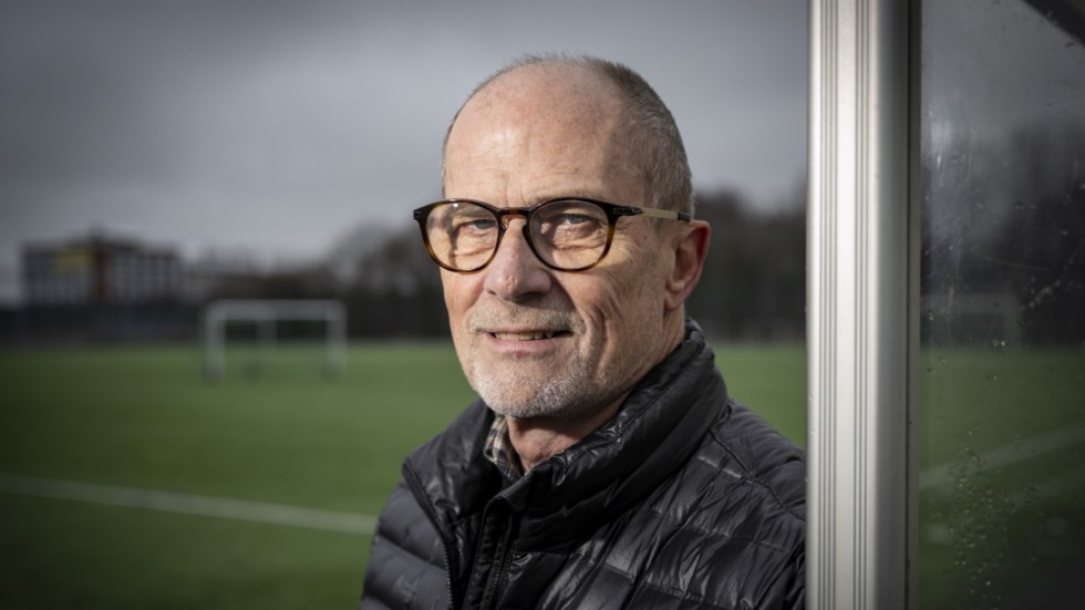 Lars-Christer Olsson, tidigare generalsekreterare i Uefa och ordförande i Svensk elitfotboll utmanar den tidigare statsministern Fredrik Reinfeldt om posten som ny ordförande i Svenska fotbollförbundet.