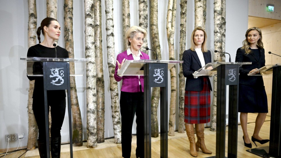Ursula von der Leyen, här på mötet i Helsingfors omgiven av Finlands och Estlands statsministrar Sanna Marin respektive Kaja Kallas, samt Sveriges energiminister Ebba Busch.
