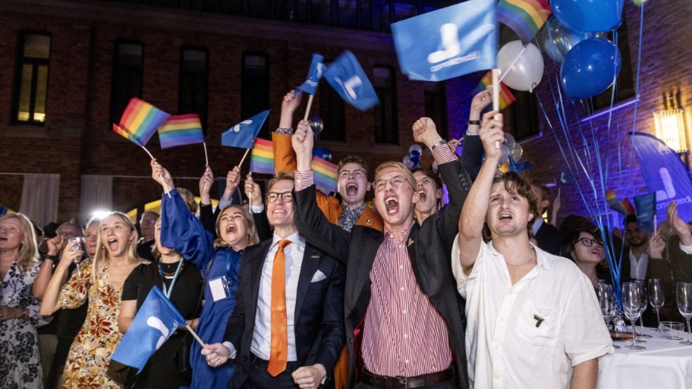 Ett parti som lyckats klättra över fyraprocentspärren blåser upp sig och pekar med hela handen. Lite ödmjukhet och samarbetsvillighet vore på sin plats, skriver signaturen Tina. Bilden från Liberalernas valvaka i Stockholm.