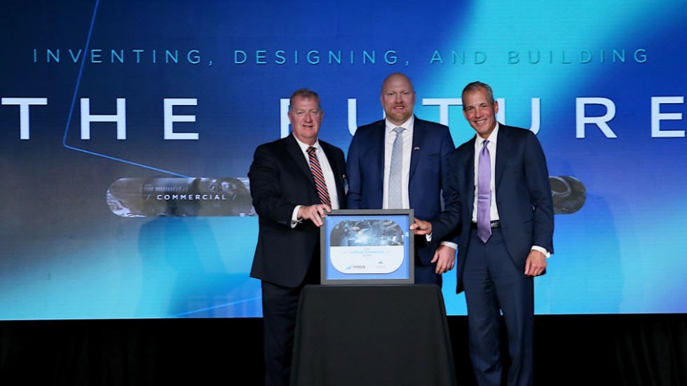 David Modig fick ta emot utmärkelsen på scen av Tom Gentile, vd för Spirit Aerosystems, och Alan Young som också ingår i företagsledningen.