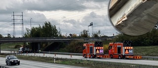 Lastbil körde in i bro under Årbyrondellen – nu lagas skadan: "Ser armeringsjärn sticka fram" • Körfält på E 20 avstängt