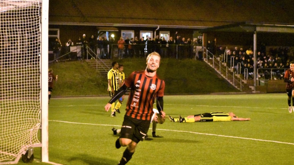 Tranås FF anfallare David Ingesson jublar efter ett av sina tre mål mot Gullringens GoIF.