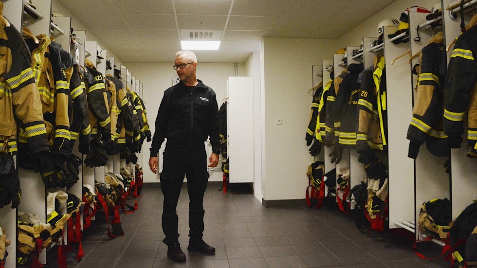 Roger Karlsson i ett av de nya omklädningsrummen på räddningstjänsten. Han vill gärna se fler män och kvinnor som deltidsbrandmän. 