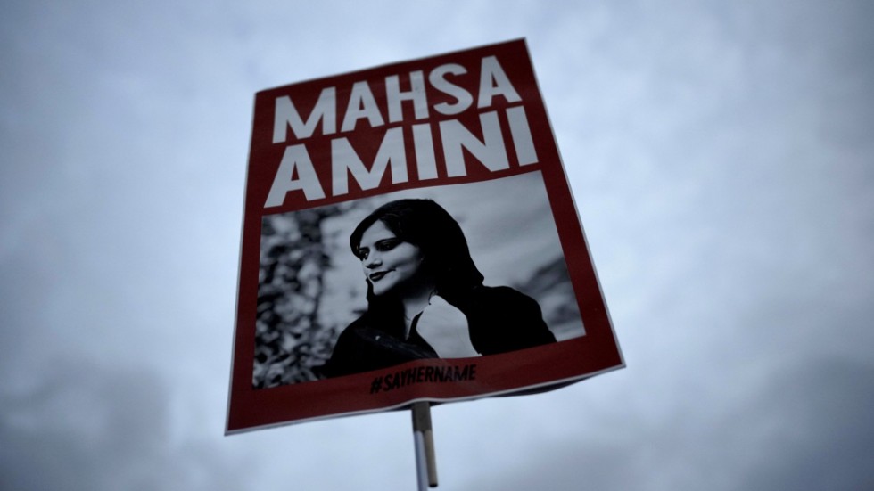 Efter att 22-åriga Mahsa Amini från provinsen Kurdistan gripits av Irans "särskilda polis" för att hon inte burit huvudduk enligt fundamentaliststatens föreskrifter. Senare dog hon i arresten. Protesterna som följd av detta har nu pågått ett par veckor, och regimens repressalier verkar inte avta
