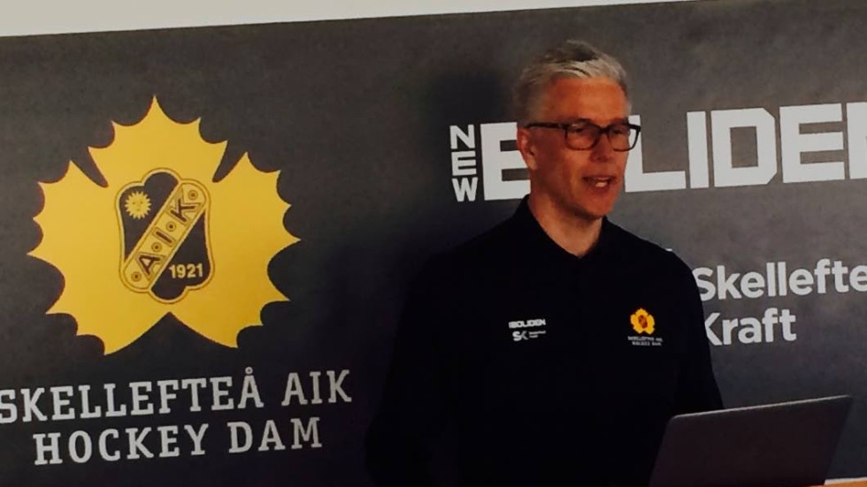 Bilden visar när Pea Israelsson, dåvarande klubbdirektör i Skellefteå AIK, under en pressträff berättade att föreningen skulle starta ett damlag. 