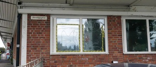 Krossade fönsterutor hos polisen