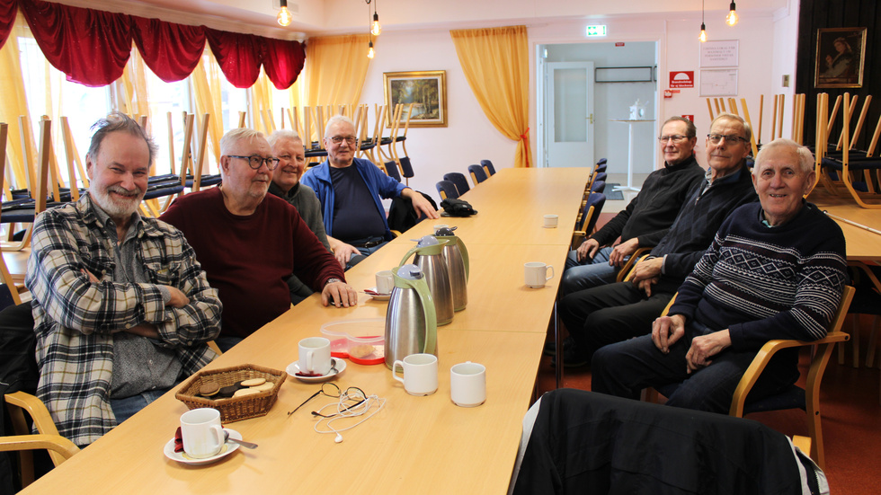Micce Rylander, Sten Holmström, Elving Nilsson och Leif Fors (vänstra raden) samt Ragnar Johansson, Sten Nilsson och  Börje Stefansson (högra raden) har bildat en grupp som ska ta upp kampen för skolan och Gullringens framtid.