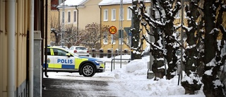 Flera polisbilar bevakar kvarter i centrala Norrköping