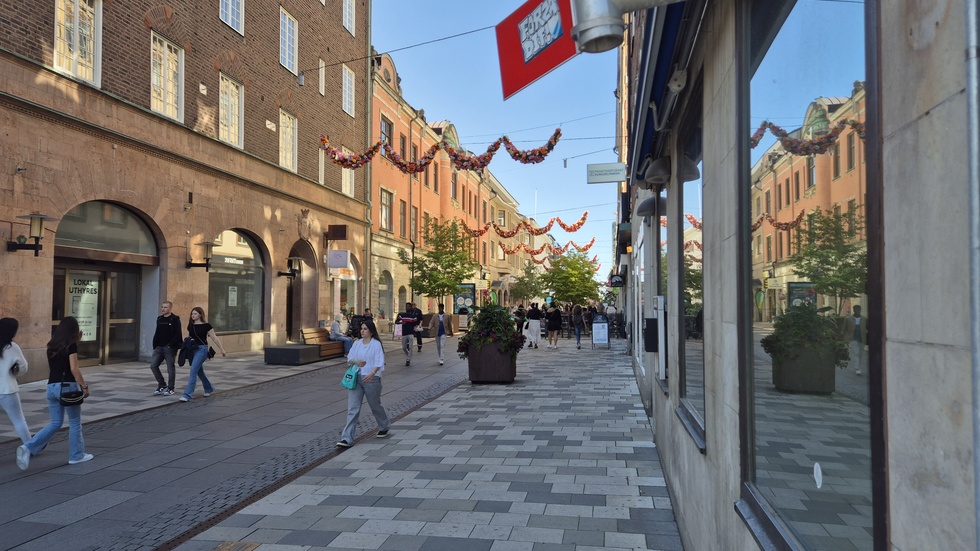 Fotgängare på Kungsgatan i Eskilstuna.