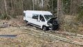 Skåpbil körde av vägen – kolliderade med träd: "Rätt rejäl smäll"