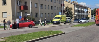 Påkörd cyklist misstänks för brott – förd till sjukhus i ambulans