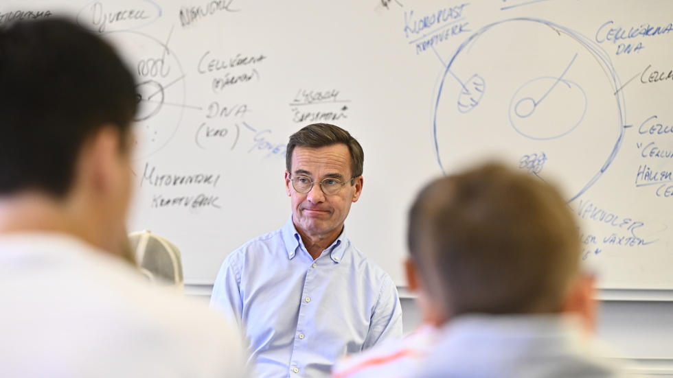 Prime minister Ulf Kristersson (M) visits Söraskolan in Åkersberga, a school that has recently implemented a ban on mobile phones for all students during school hours.
