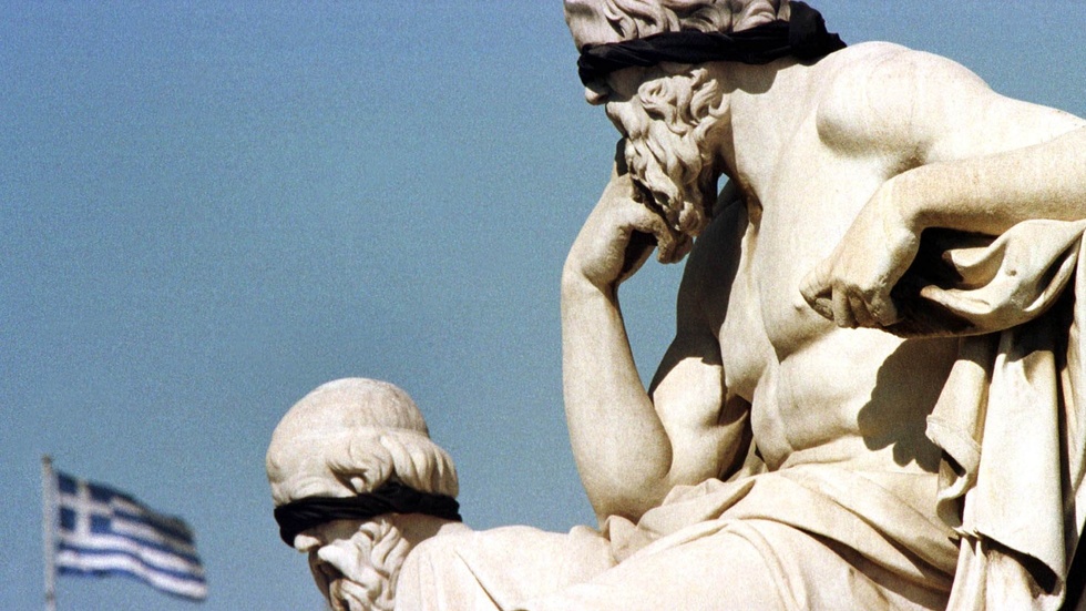 Här ser vi filosoferna Platon och Sokrates (till höger) som statyer i centrala Aten. Aktivister har satt ögonbindlar på filosoferna inför en demonstration. Sokrates kanske inte vill se krigs- och klimateländet i världen av idag? Debattören tycks luta åt det hållet. 