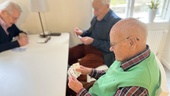 Acke, 100, spelar kort med "ungdomarna" i 95-års åldern 