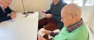 Acke, 100, spelar kort med "ungdomarna" i 95-års åldern 