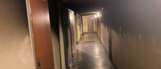 Polisen: "Explosionen och branden har skett mot en lägenhetsdörr"