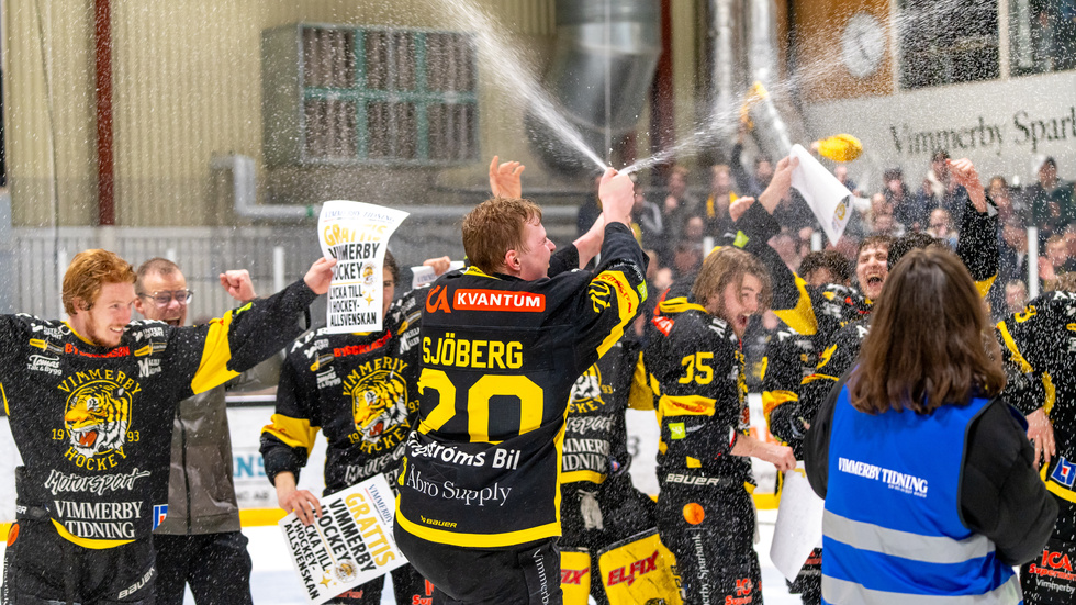 "Vimmerby Hockey har gjort något stort och oväntat med små medel, och det engagemanget ska kommunen såklart stödja", skriver politikerna.