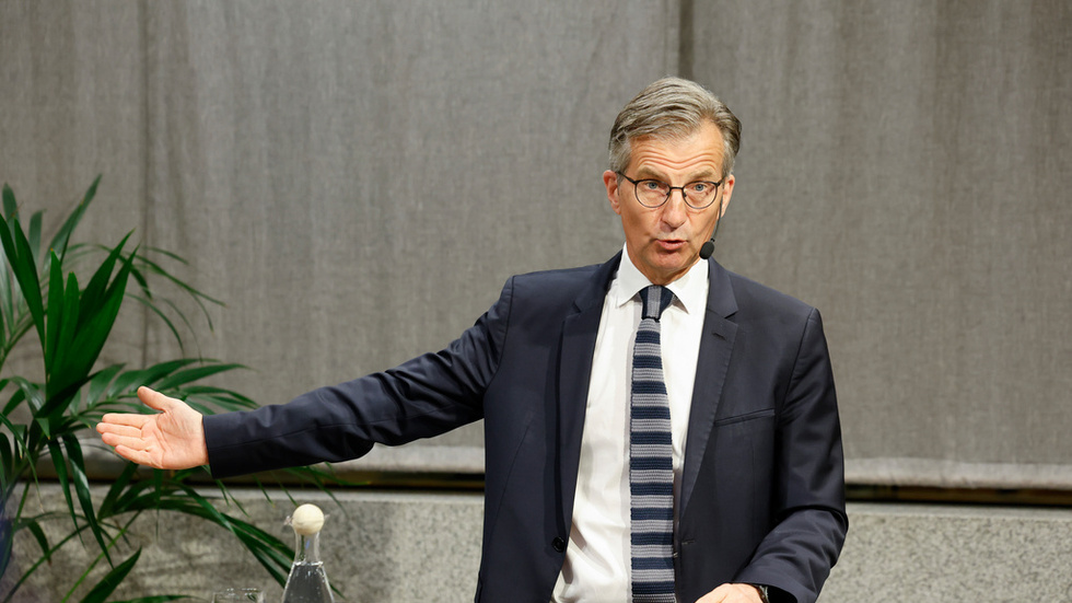 Riksbankschefen Erik Thedéen under pressträffen i samband med beskedet om att styrräntan sänks med 0,25 till 3,75 procent.