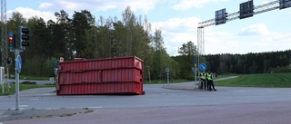 Lastbil tappade container i korsning 