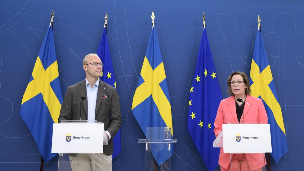 Swedish democrat (Sverigedemokraterna) Ludvig Aspling and migration minister (migrationsminister) Maria Malmer Stenergard (M) at the pressconferance talking about stricter rules for family reuinion immigration.