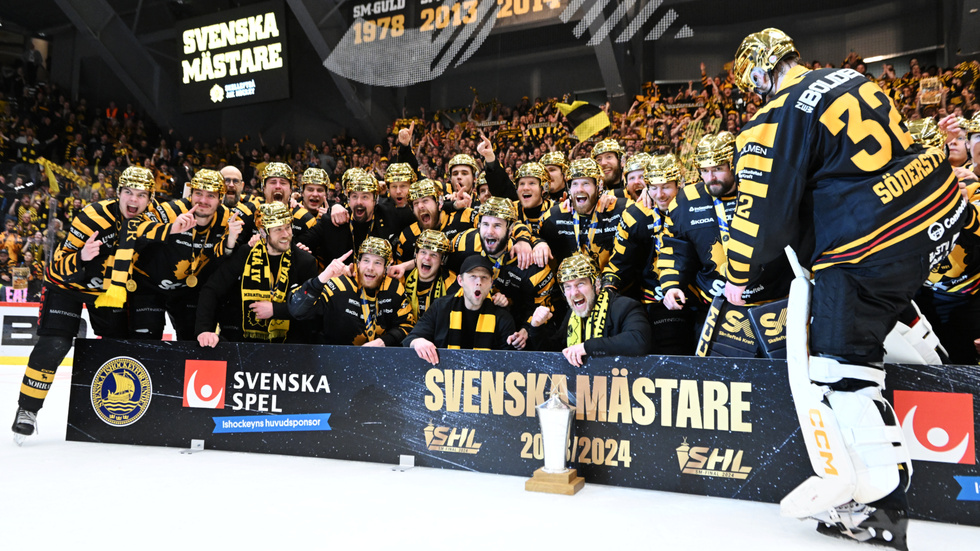 Skellefteå AIK won the Swedish Championship (SM-guld)last night. Today, the heroes are celebrated at Guldtorget.