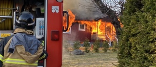 Villa totalförstörd i brand: "Helt övertänd"