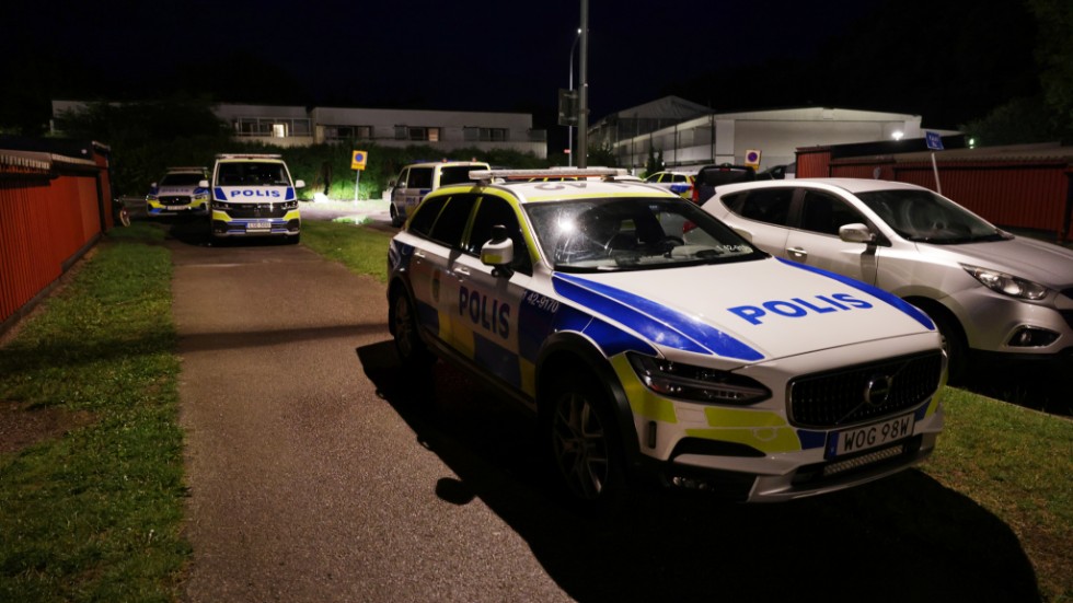Polisen är på plats efter larm om skottlossning i ett radhusområde i Klockaretorpet i Norrköping sent på torsdagskvällen.