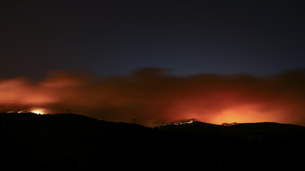 Markbränder lyser upp julinatten i Grekland, under stark värme och blåst  – väderförhållanden som med fortsatt klimatuppvärmning kan väntas bli vanligare och vålla långt större skador. 