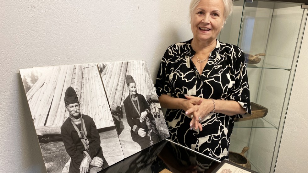 Eva Stenberg Arthursson, Malå Sami Association, with photographs of Anna-Sara and Lars Sjulsson, whose keepsakes can be viewed at the Sami museum. On Saturday, there will be a preview of the museum, with the official launch taking place later.