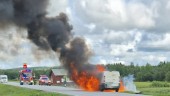 Skåpbil brann upp strax söder om Skellefteå