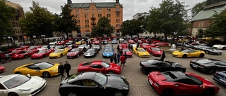 Se Ferraribilarna som samlades i stan
