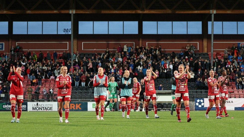 Piteå tackar publiken efter segern mot FC Rosengård.