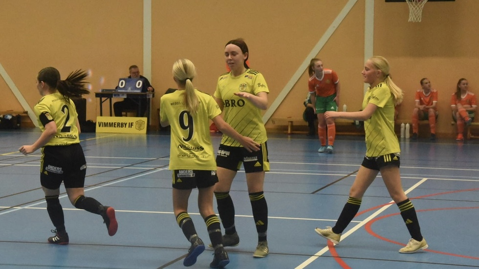 Vimmerby IF gul måljublar mot Hultsfred efter att Sanna Stefansson givit laget ledningen.